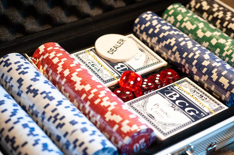 Покер 300 фишек в кейсе